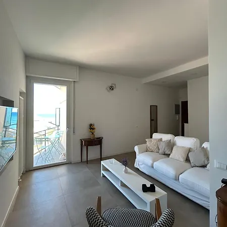 Casa Fronte Mare Apartment *
